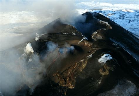 L'Etna in eruzione, è allerta arancione: pioggia di cenere e traffico ...