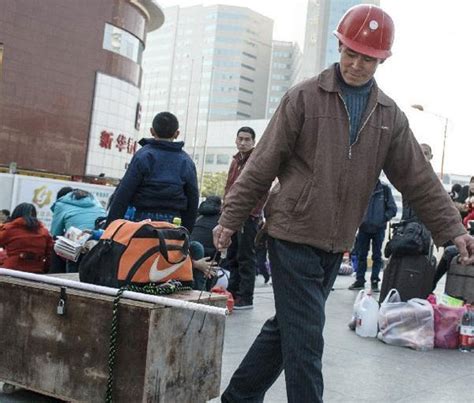 外来务工者拖动自制行李木箱准备回乡_记者体验_临沂大众网