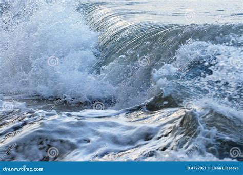 海洋风雨如磐的通知 库存图片. 图片 包括有 海景, 顶部, 泡沫似, 动荡, 猛烈, 细分, 特写镜头, 风暴 - 4727021