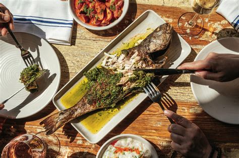 John T. Edge Bellies Up at a New Orleans Seafood Original – Garden & Gun