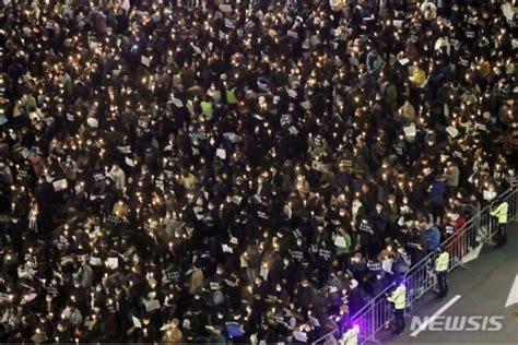 韩媒：首尔市中心爆发大规模追悼烛光集会，参加者近6万人_荔枝网新闻