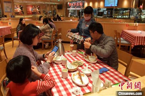 福州餐饮市场有序恢复堂食 市民开始前往就餐_福州新闻_福建_新闻中心_台海网