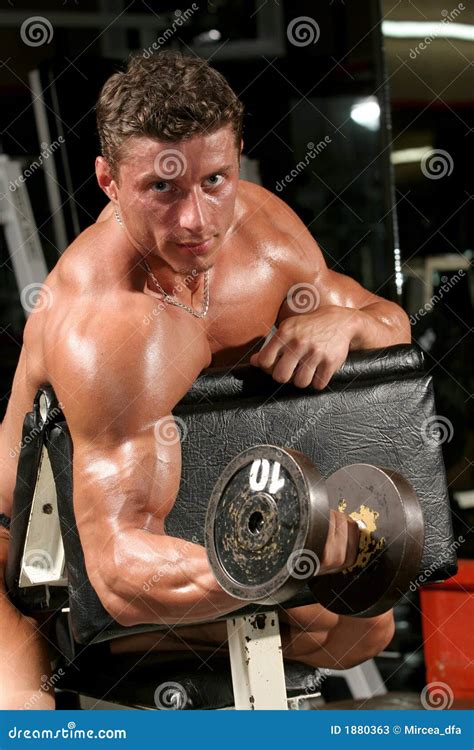 One Arm Preacher Curls