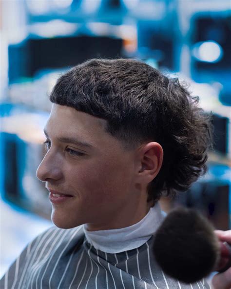 THE TRENDING HAIRSTYLES FOR MEN WITH CURLY HAIR