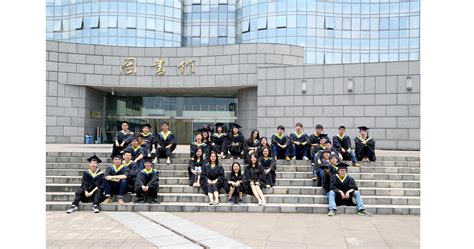 四川77岁大学生与“90后”同学毕业照(组图)-搜狐滚动