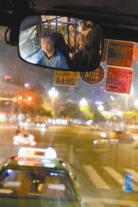 驶过深夜的公交车---四川日报