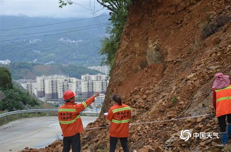 港东线修水县港口镇路段发生塌方，道路抢修工作仍在进行_山体