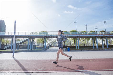 阳光下运动女孩大气在跑道跑步高清图片下载-正版图片500352939-摄图网