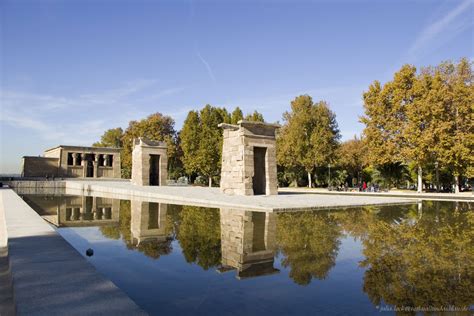Templo de Debod - Madrid – Rot knallt in das Blau