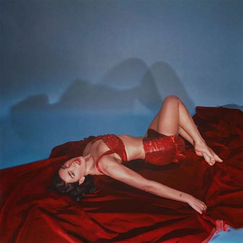 The best Dua Lipa feet pictures 🤩