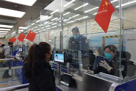 青岛空港口岸迎来节前客流高峰 青岛机场边检发布出入境“两公布一提示” - 中国日报网