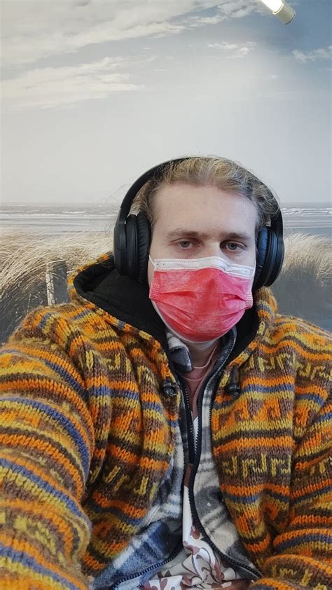 it's my birthday and im sick at the doctor's waiting room. send nude : r/notinteresting