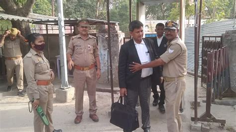 Jaunpur कोर्ट परिसर में हुई गोलीबारी की घटना के बाद बढ़ाई गई चौकसी ...