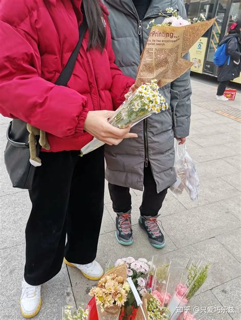 高考年年有，今年不一样，收官日送花成了潮流_考生