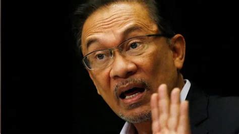Malaysia: Anwar submits documents to king to show support to form new ...