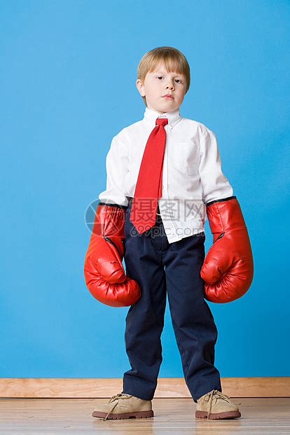 年轻男性戴拳击手套形象高清图片下载-正版图片500931611-摄图网