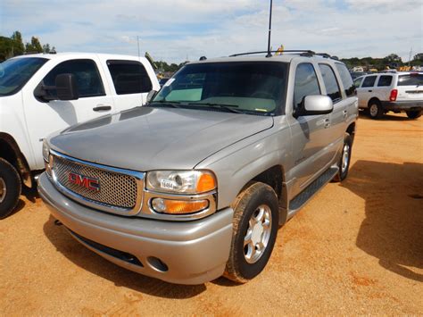 2005 GMC YUKON DENALI SUV - J.M. Wood Auction Company, Inc.