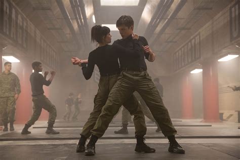 The 5th Wave Movie Review: Chloe Moretz Sci-Fi Goes Bust | Collider