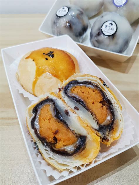 Tiny Shop In Lavender Sells Tasty Traditional Chinese Pastries Like ...