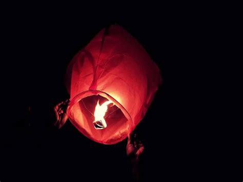 MoCA issues advisory banning lantern kites near IGI airport on Diwali ...