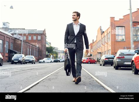 Business Man Walking 的图像结果