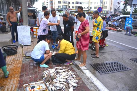 小伙深圳早市摆摊。免摊位费，大妈抢着买，两个小时卖几百！,旅游,旅途风光,好看视频