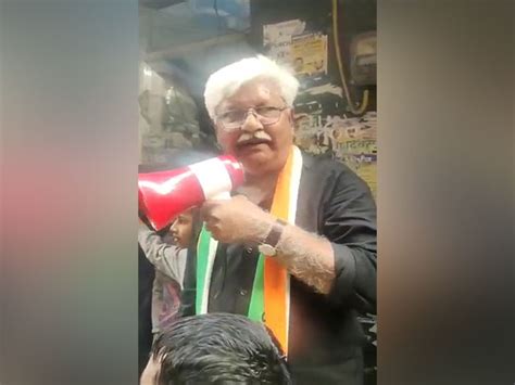 Delhi: Cong MCD candidate's father manhandles cop in front of Tayyab ...