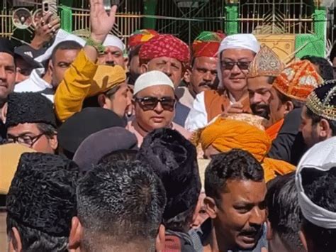 Rijiju offers PM Modi's chadar at Ajmer Dargah