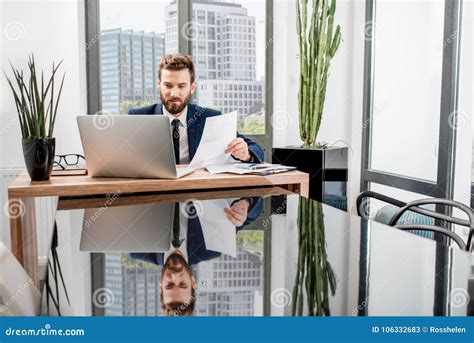 Banker Using Computer 的图像结果