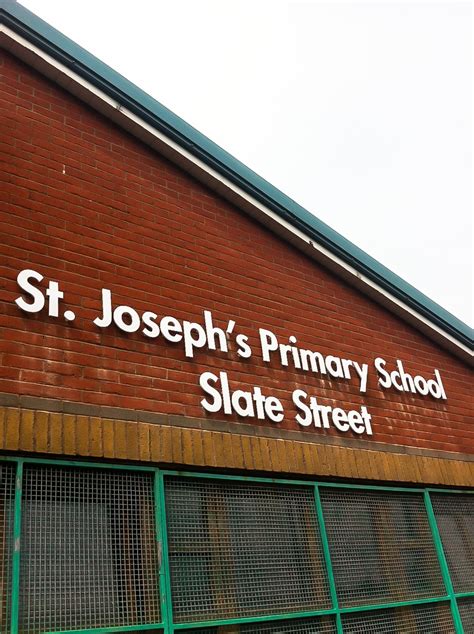 Shop Front Signage Design 的图像结果