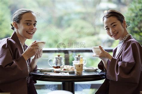 两个女人换上现代和服说笑吃喝高清图片下载-正版图片502072854-摄图网