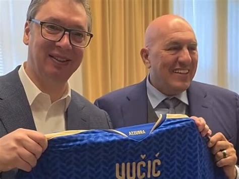 Vučić pozirao sa dresom Italije, komentari urnebesni: "Sad nam je jasno ...
