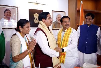 Smt. Nimuben Jayantibhai Bambhaniya takes charge as Minister of State ...