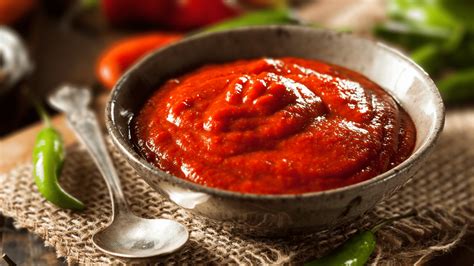 Sriracha Sauce: What is This Popular Hot Sauce Exactly? - Bite My Bun