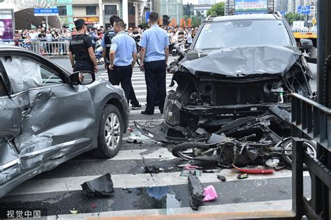 江苏常州一奔驰撞倒多辆电动车致3死10伤_新浪图片