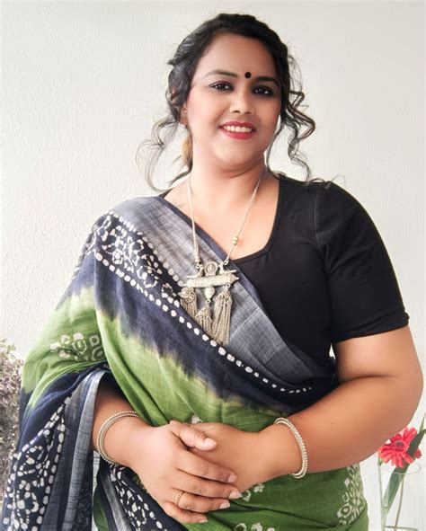 Slub Linen Saree Batik Print Moss Green-Indiehaat – Indiehaat.com