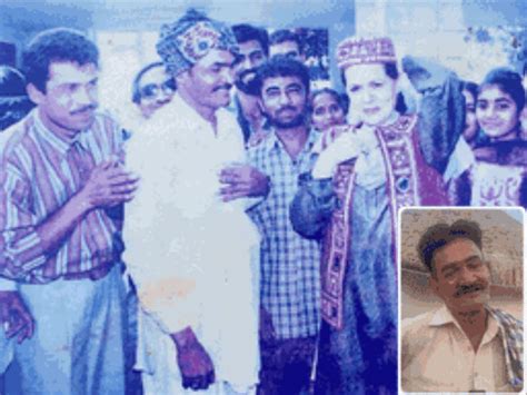 Rajiv Gandhi gave ₹300 to a artisan from Kutch; After wearing Mojdi ...