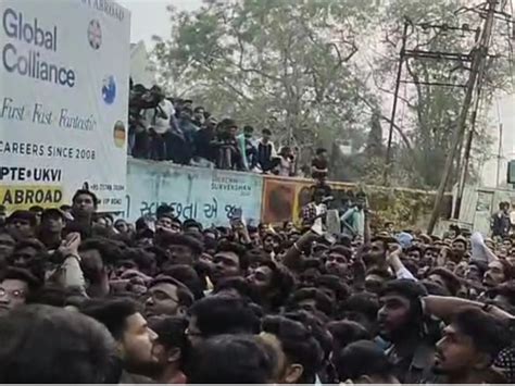 Over 30 students choked at Darshan Rawal's concert at MS University in ...