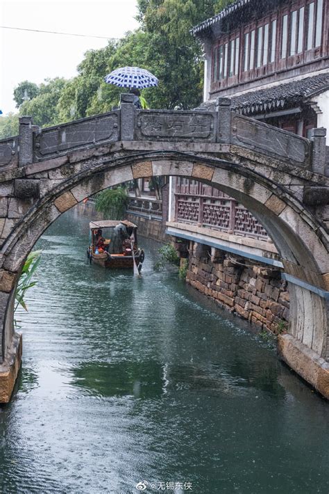 苏州平江路，摇撸的小船往来穿梭在古朴的小桥流水间，摇船的船娘