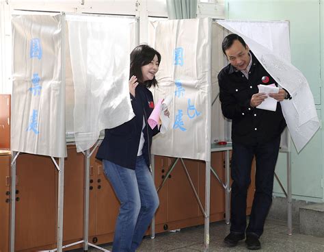 台湾九合一地方选举投票下午4时结束 多名候选人投票_凤凰网视频_凤凰网