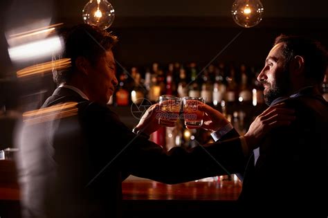 上班族在酒吧喝酒高清图片下载-正版图片502209125-摄图网