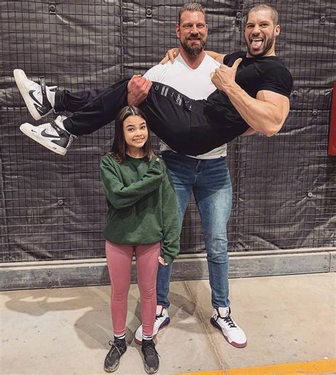 凯文·哈特分享一大波《无主之地》电影主演合照_3DM单机