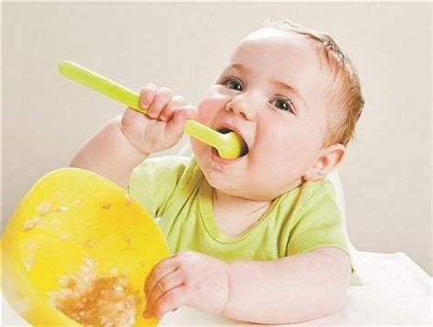 什么时候可以开始给宝宝吃辅食？宝宝的第一顿辅食吃什么好？ | 美国妈妈网