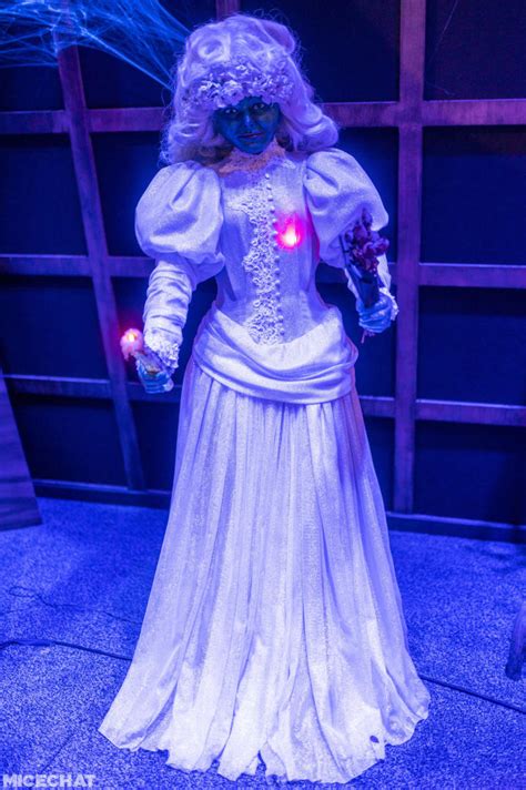 Haunted Mansion Bride Disney World 的图像结果