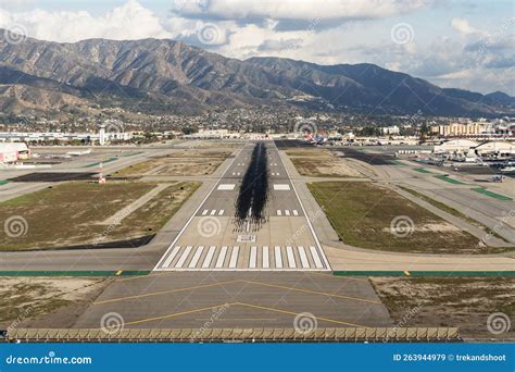 Runway Approach Burbank Airport Editorial Stock Image - Image of ...