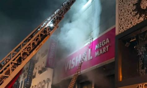 Delhi Karol Bagh Fire: दिल्ली के मिशाल मेगा मार्ट में लगी भीषण आग, एक ...