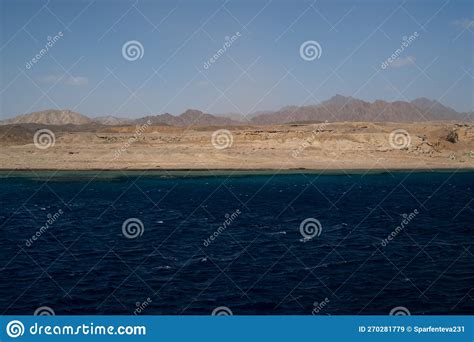 Rotes Meer Im Golf Von Aqaba Umgeben Von Den Bergen Der Sinai Halbinsel ...