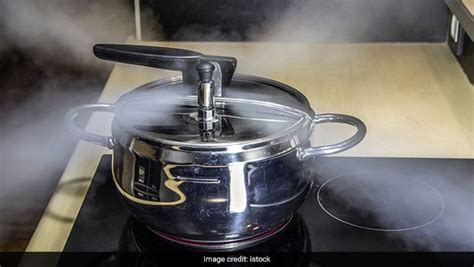 कुकर से निकलने वाले पानी को रोकने के लिए अपनाएं यह किचन हैक्स, फिर नहीं ...