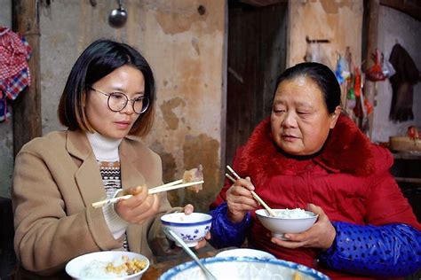 儿媳妇从娘家回来，婆婆急忙出门买菜，看农村婆婆给儿媳做啥吃的_凤凰网视频_凤凰网
