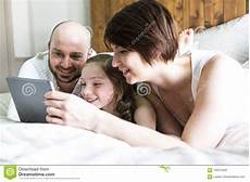 kind und mutter krank darf vater zuhause bemuttern sie vater und ihr mit der digitalen kind und mutter krank darf vater zuhause bemuttern sie vater und ihr mit der digitalen